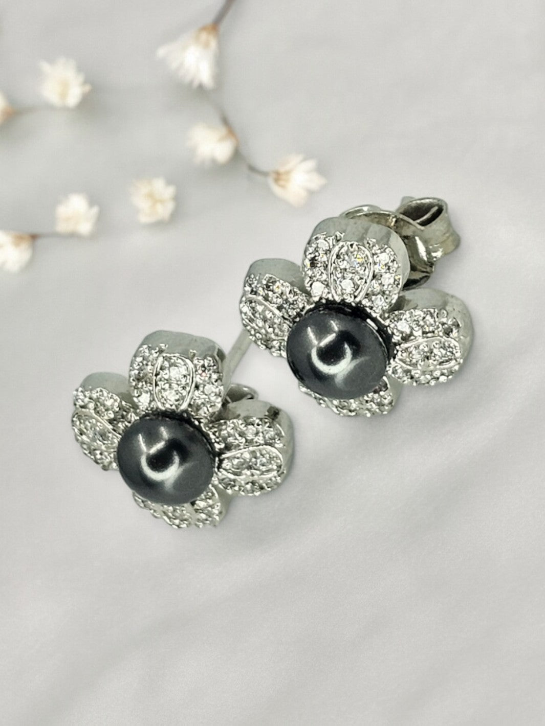 Flower shaped with Pearl Silver Earring