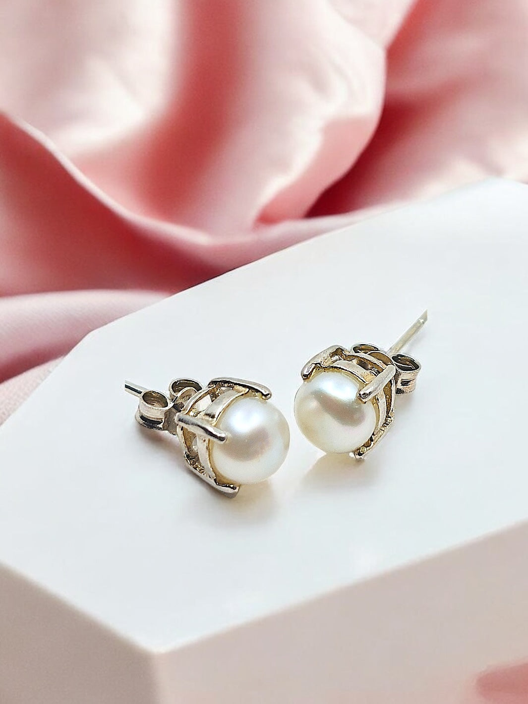 Natural Button Pearl Earring